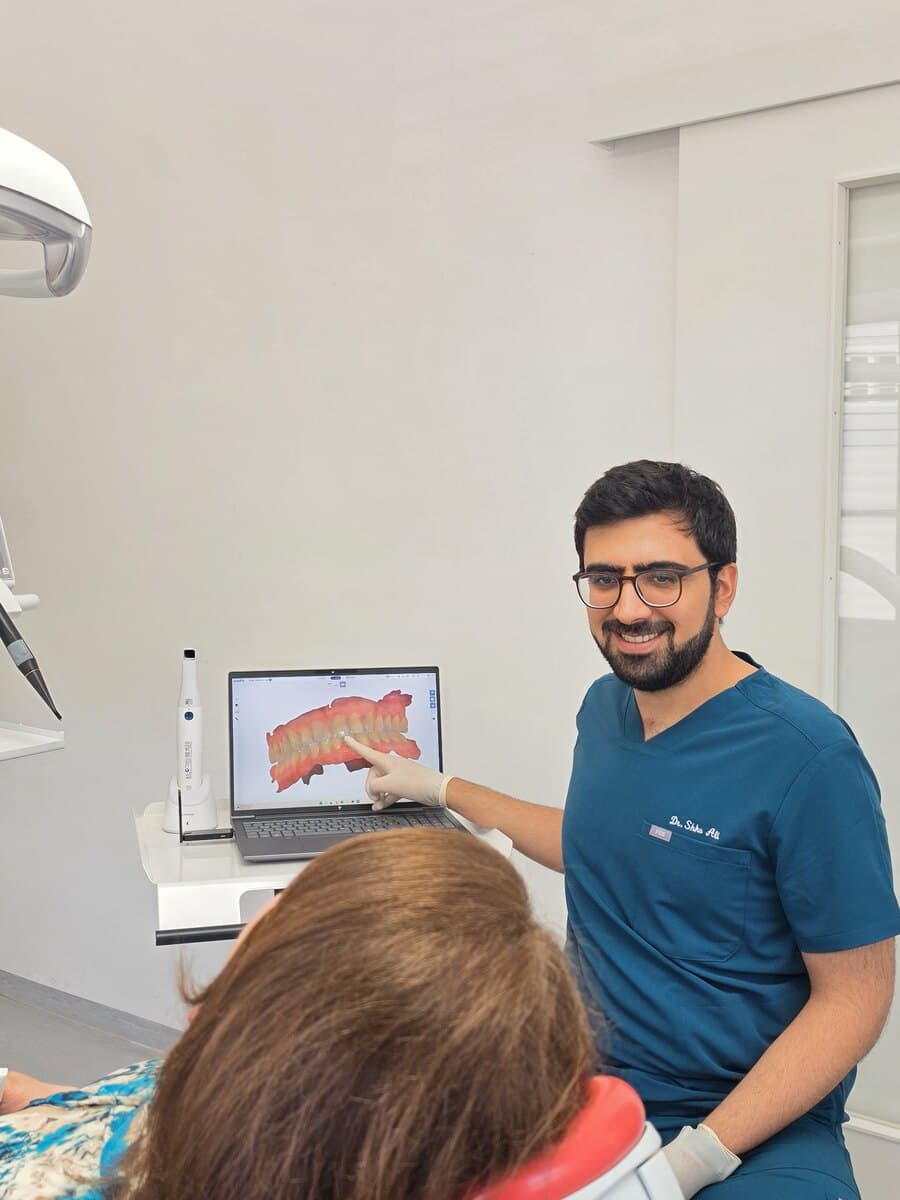 Dr. Shko Atta Ali erklärt einer Patientin den digitalen 3D-Scan ihrer Zähne